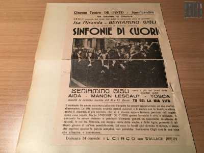 O ancora, tra le opere teatrali, spicca tra tutte "Sinfonie di cuori" con Beniamino Gigli che cant� qui alcune opere popolari tra cui l'Aida e la Tosca